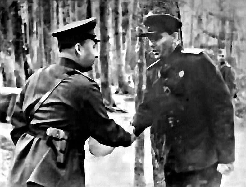 Генерал-лейтенант Алексей ЗЫГИН вручает орден генерал-майору Александру КУДРЯВЦЕВУ.