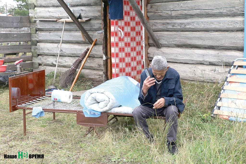 Муж Сыргыланы в свой дом вложил всю душу. Старался сделать его таким, чтобы всей семье в нем было хорошо. Говорит, что помнит, как забивал каждый гвоздь. Все сгорело на его глазах... Не успел даже фотографии родителей спасти.