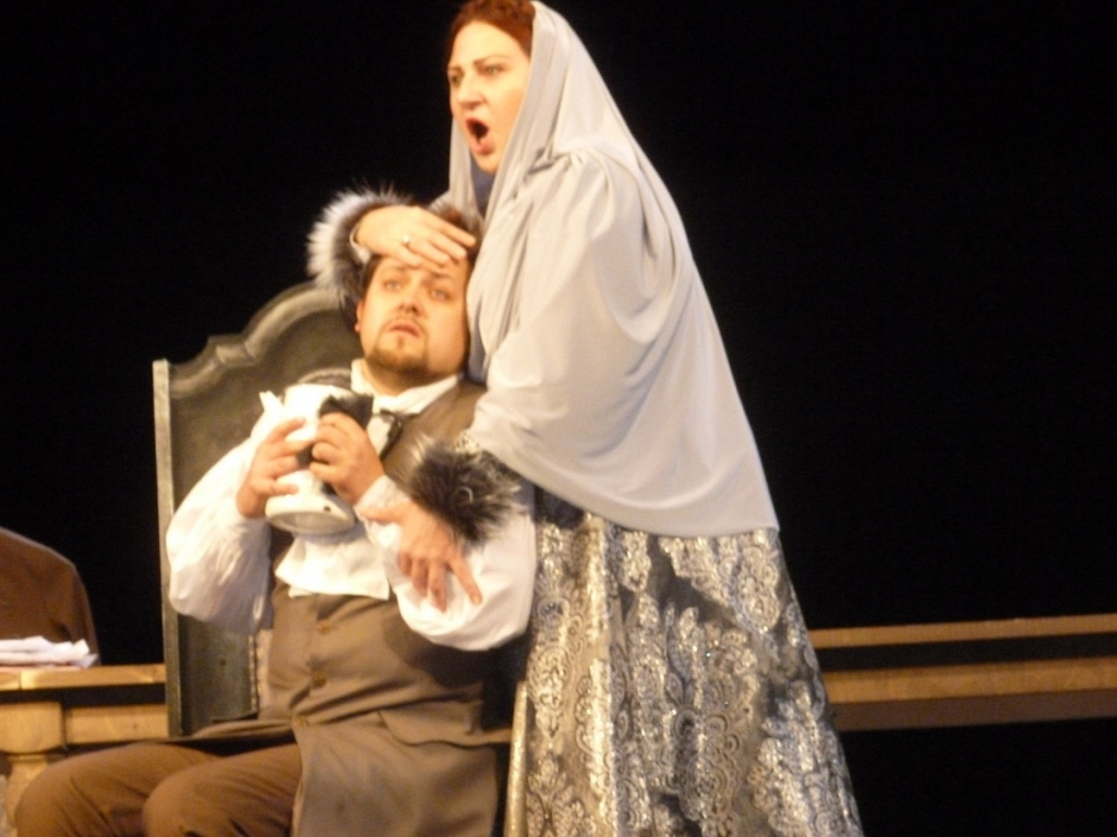 Сцена из оперы «Хованщина». В партии Марфы – Элина ОДНОРОМАНЕНКО, в партии князя Василия Голицына – Кирилл ЧУРСИН.