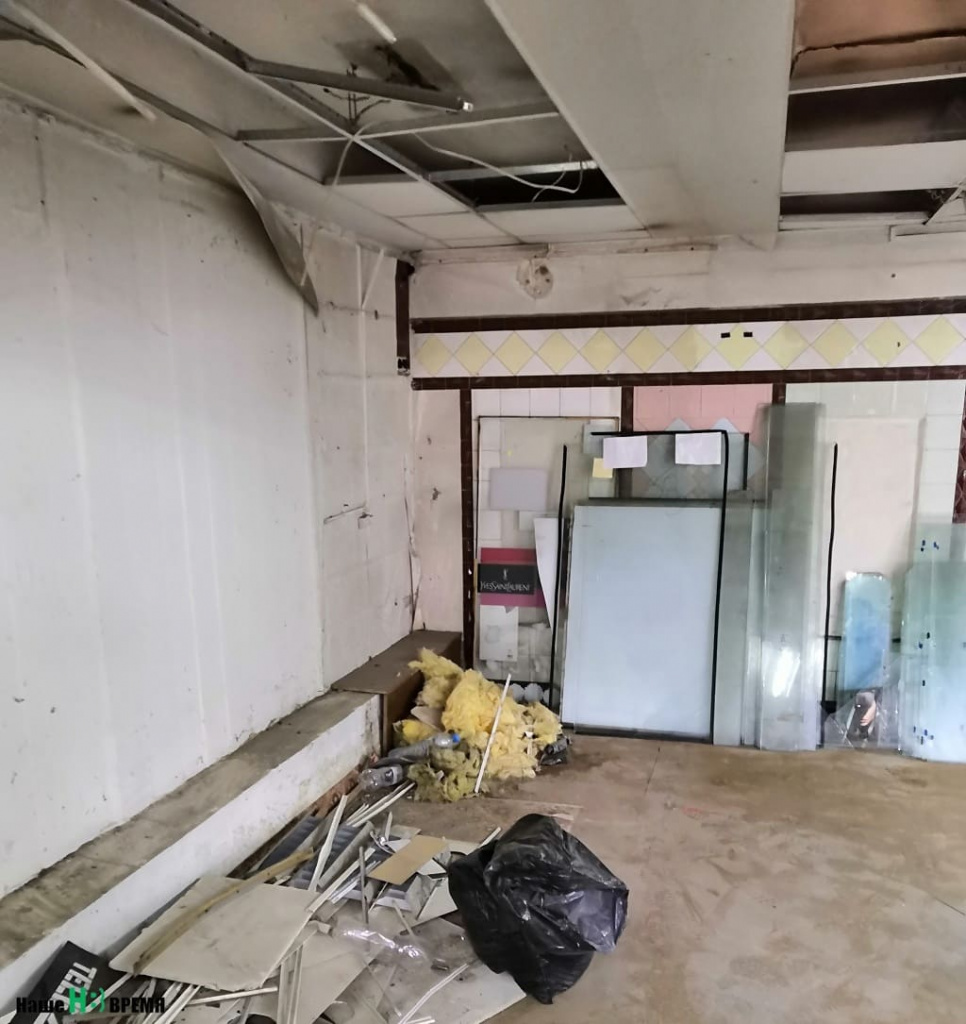 За некоторыми сломанными ларьками не оказалось вообще никакой мозаики. ( на фото стена и мусор).