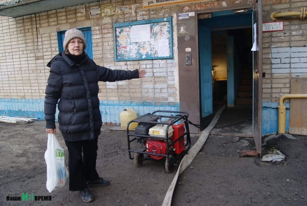 Елена ГАРБУЗОВА, жительница дома № 18 по ул. Малиновского рада, что работы по восстановлению проводят незамедлительно. Вот откачивают воду в подвале. Но пока ее еще много.