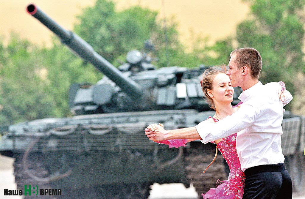 В России танцуют все: и люди, и танки…