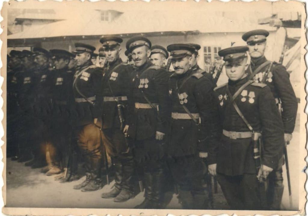 Строй казаков и сержантов перед отправкой на Парад Победы. Австрия. 1945 г. Фото из коллекции Ростовского областного музея краеведения. Строй казаков и сержантов перед отправкой на Парад Победы. Австрия. 1945 г. Фото из коллекции Ростовского областного музея краеведения.
