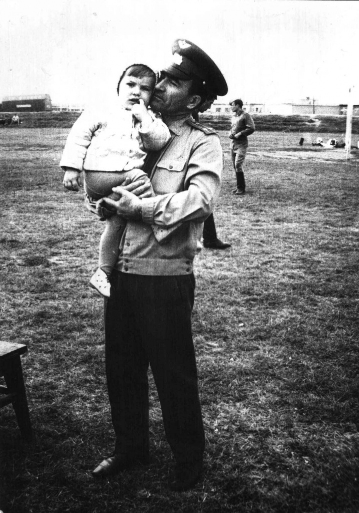Счастливый отец с сыном Андреем на военном аэродроме. Конец 1960-х гг.