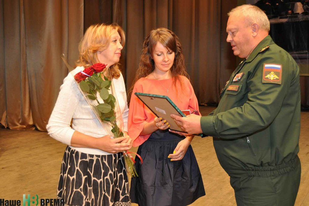 Облвоенком Анатолий Трушин награду фронтовика Владимира Бояльского вручает его внучке Людмиле и правнучке Ане.