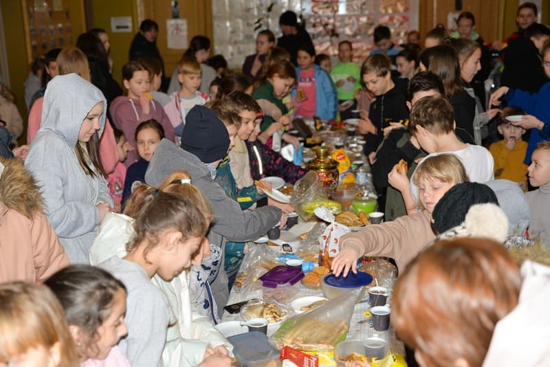 После соревнований всех пригласили к столу: спортивную Масленицу проводили чаем и вкусными блинами.