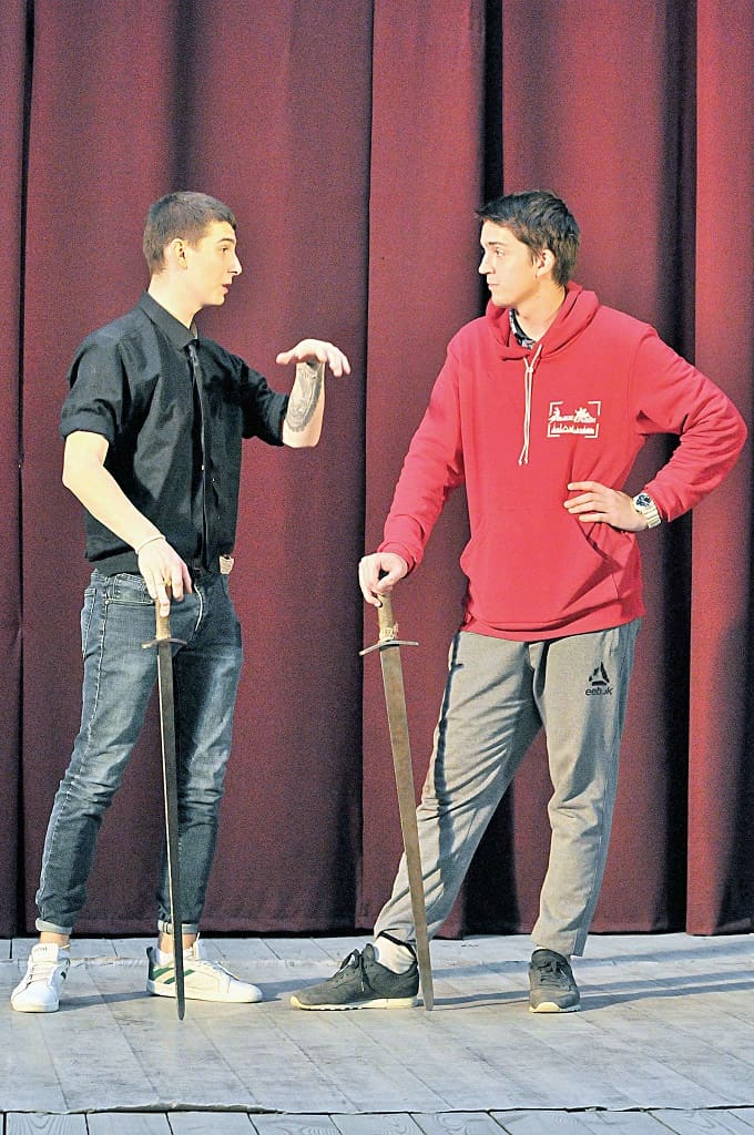 Владислав ТИТАРЕНКО (справа) занимается с ребятами, которые в театр пришли недавно. Он помогает новеньким освоиться на сцене и влиться в коллектив.