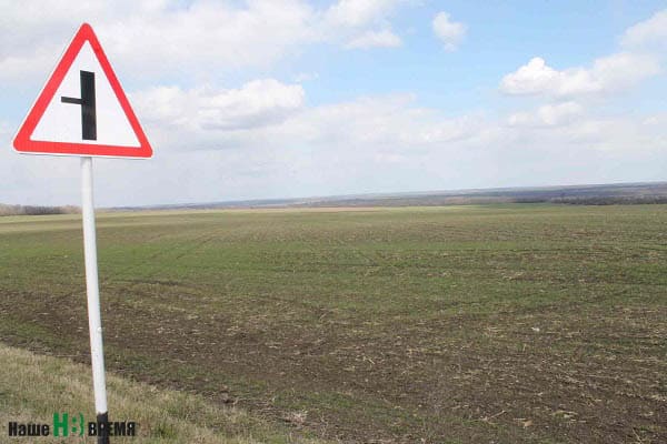 На этом поле в Мясниковском районе планируют построить МЭОК. За полем – тузловские склоны и речка. На этом поле в Мясниковском районе планируют построить МЭОК. За полем – тузловские склоны и речка.