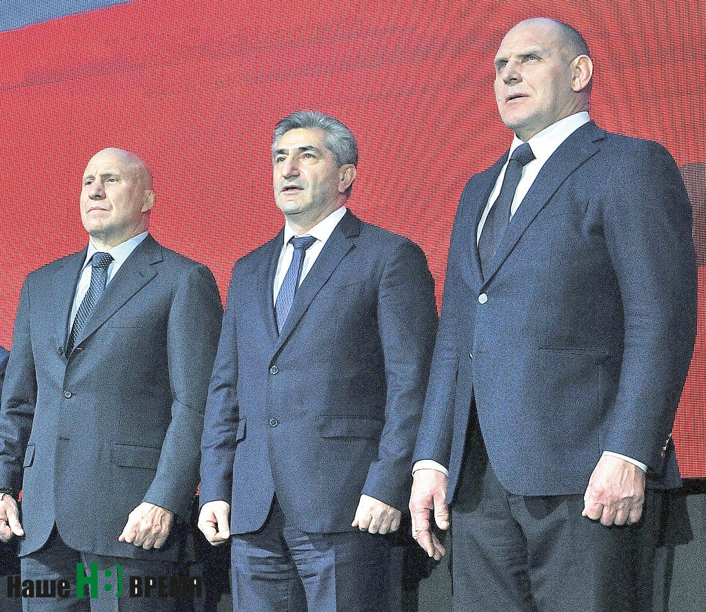Спортсменов турнира поздравили Александр КАРЕЛИН, Самвел АРАКЕЛЯН и Михаил МАМИАШВИЛИ (справа налево).