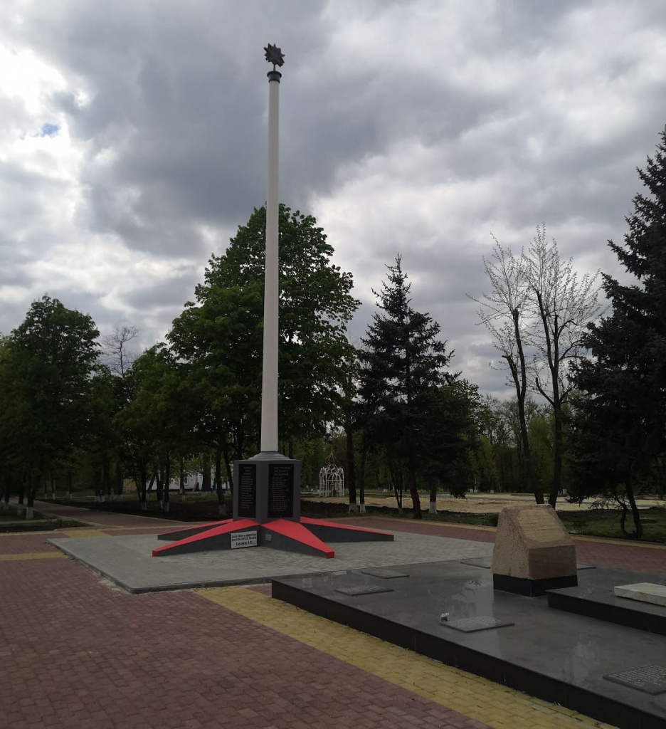 Мемориал в парке поселка, тоже созданный при непосредственном участии и по проекту Алексея Федотовича БАКАНОВА.