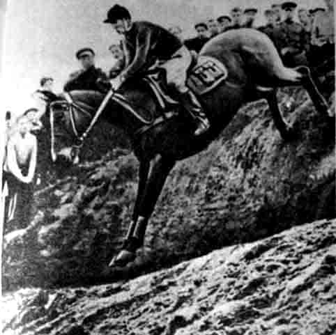 Павел Семенович ДЕЕВ (мастер спорта международного класса,заслуженный тренер СССР), участник трех Олимпиад (в шутку он называл себя «трижды венчанным»), наибольших успехов он добился на лошадях по кличке Сатрап и Пакет. Павел Семенович ДЕЕВ (мастер спорта международного класса,заслуженный тренер СССР), участник трех Олимпиад (в шутку он называл себя «трижды венчанным»), наибольших успехов он добился на лошадях по кличке Сатрап и Пакет.