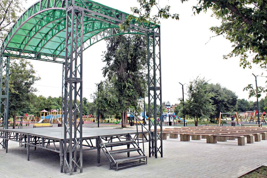 В новом парке много места для того, чтобы собраться отдохнуть и пообщаться. После того как люди сами активно поучаствовали в благоустройстве, порядок тут соблюдают идеальный. В новом парке много места для того, чтобы собраться отдохнуть и пообщаться. После того как люди сами активно поучаствовали в благоустройстве, порядок тут соблюдают идеальный.