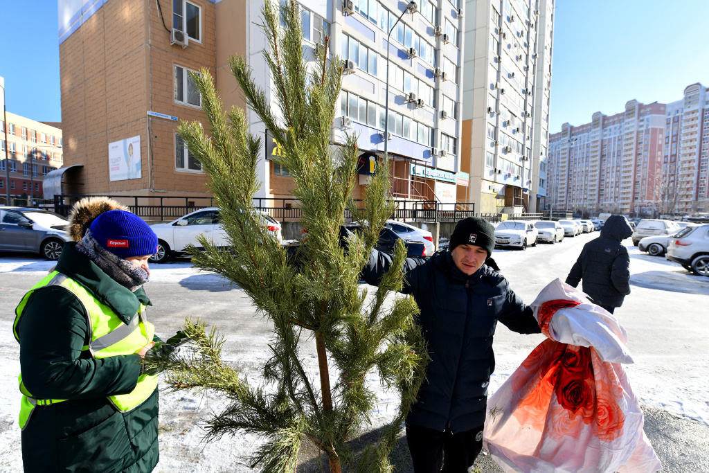 А время уходит. Человек должен быть грустен и растерян. Медленно проходят люди. Медленно проходят люди. Препятствия на пути.