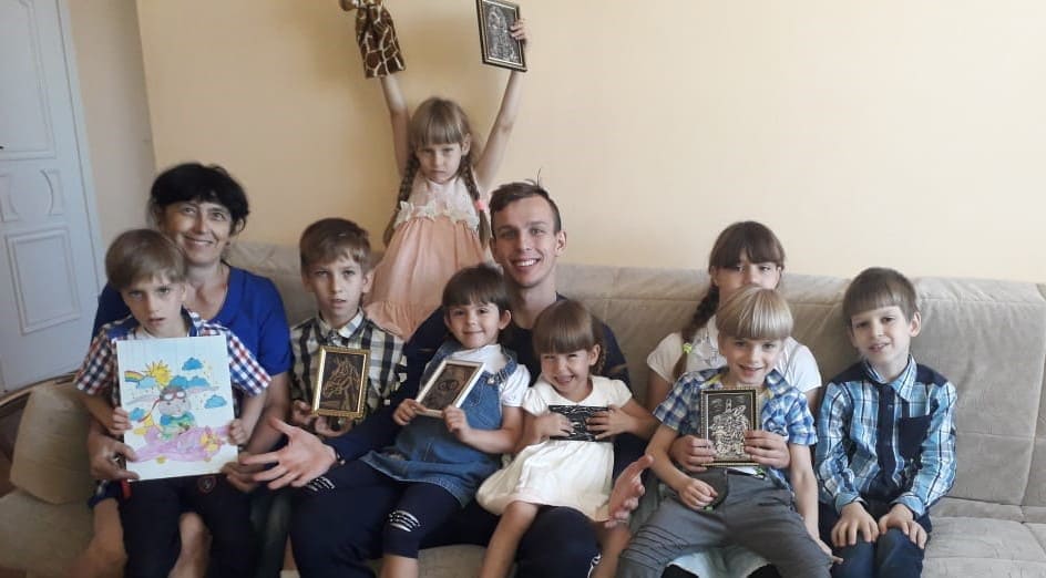 Здесь совсем не вся большая семья. Всех вместе, и родителей, и детей, можно увидеть утром, когда они делают зарядку, или вечером, когда выходят на прогулку. Здесь совсем не вся большая семья. Всех вместе, и родителей, и детей, можно увидеть утром, когда они делают зарядку, или вечером, когда выходят на прогулку.