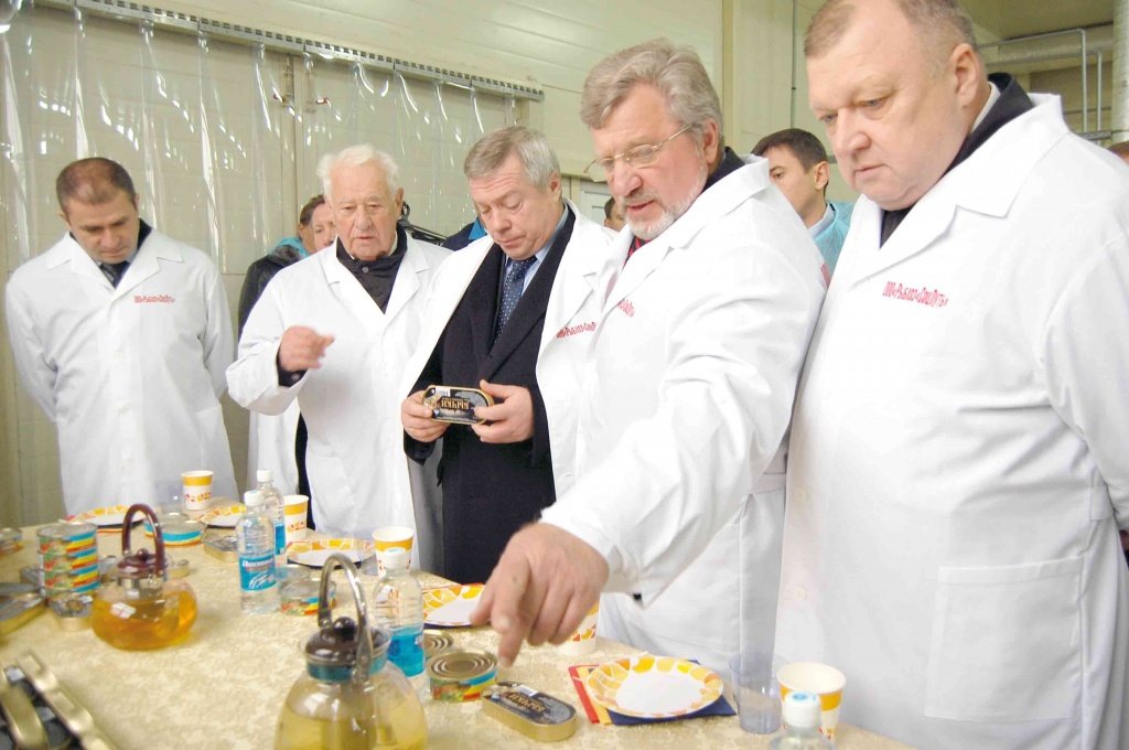 Руководитель-ООО-Рыбколхоза-Социалистический-путь-Анатолий-Бойко-показывает-губернатору-Василию-Голубеву-продукцию-предприятия.jpg Руководитель-ООО-Рыбколхоза-Социалистический-путь-Анатолий-Бойко-показывает-губернатору-Василию-Голубеву-продукцию-предприятия.jpg