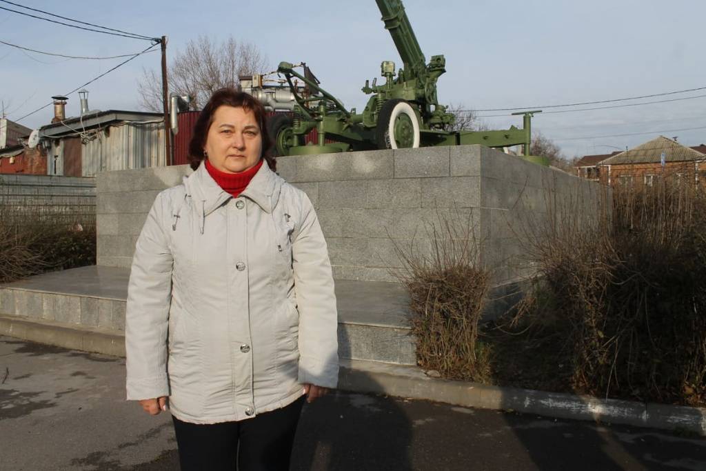 - Это же наши памятники - знаменитая зенитка, наш Крест над братской могилой защитников города. Когда мы узнали, что все это попадет в зону строительства, пришли в ужас. Но узнали-то…, когда проект был готов и шел на утверждение.