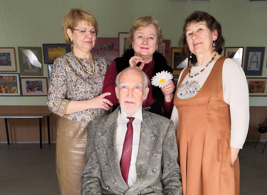 Их познакомил "Не стар" (Ольга Сумская, Людмила Гомон, Татьяна Булавина (слева направо) и Николай Копаница) Их познакомил "Не стар" (Ольга Сумская, Людмила Гомон, Татьяна Булавина (слева направо) и Николай Копаница)
