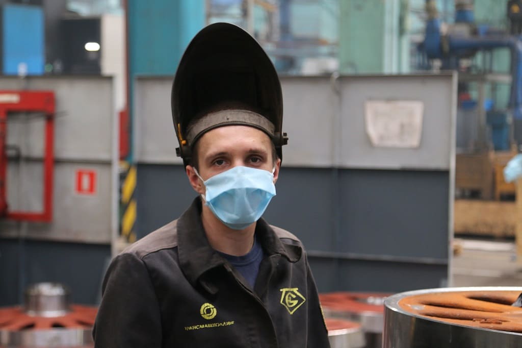 - Мы с Еленой поженились 30 мая. Для меня и моей жены настоящим сюрпризом стала новость о том, что от завода мы получаем подарок – 10 тысяч рублей, - говорит электросварщик тележечного цеха Максим Кустов. - Спасибо огромное! Эти деньги нам, конечно, пригодятся.