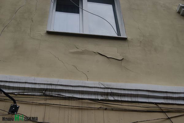 Дом № 133 по ул. Социалистической в Ростове дает все больший крен в сторону строящейся рядом гостиницы «Альбион»