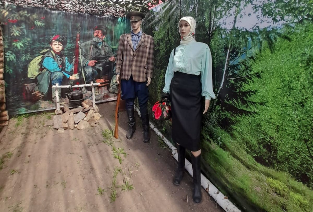 Партизанская поляна. Прототипы командира партизанского отряда Дмитрия Меркулова и партизанки Эмилии Назаровой.. Партизанская поляна. Прототипы командира партизанского отряда Дмитрия Меркулова и партизанки Эмилии Назаровой..