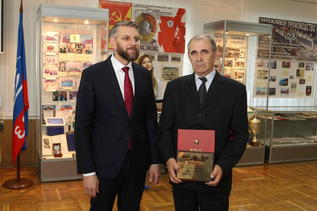 Генеральный директор НЭВЗа А. Сапунков во время встречи с молодежью вручил почетному ветерану труда НЭВЗа Л. Акимову благодарность к 100летию ВЛКСМ.