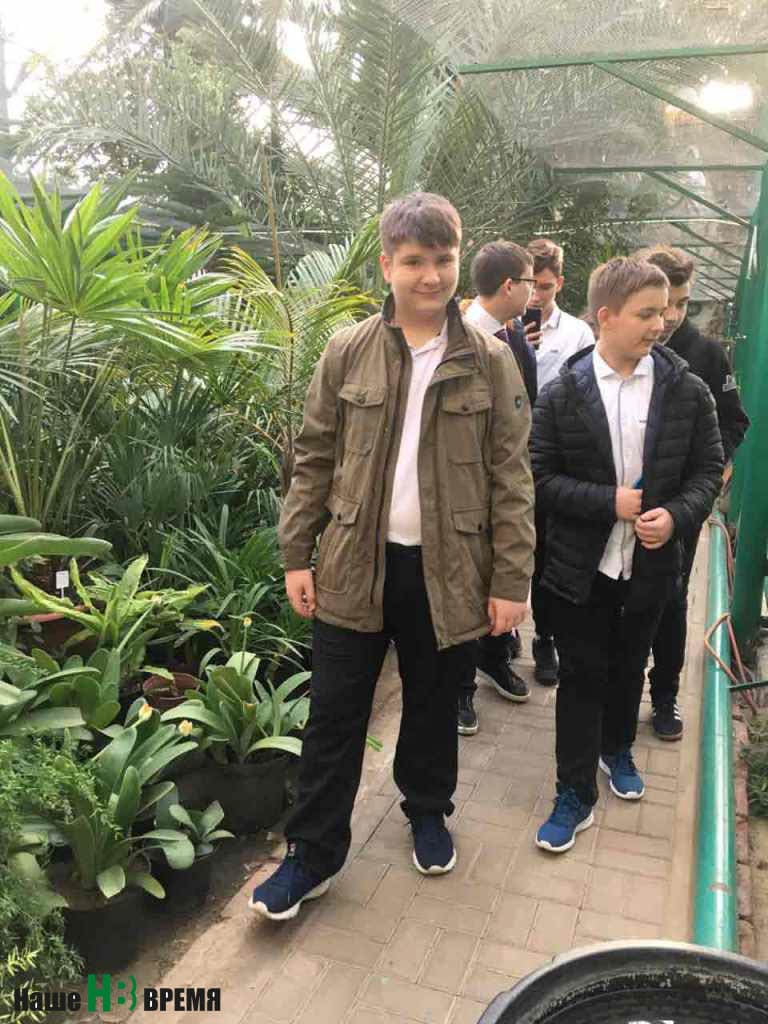 Восьмиклассники, члены детского эколого-биологического центра, были поражены растениями тропиков.