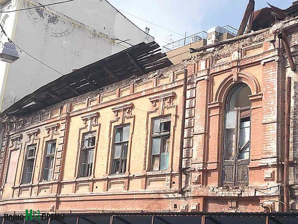 Часть крыши рухнула, теперь южное крыло здания открыто и дождям, и ветрам. Часть крыши рухнула, теперь южное крыло здания открыто и дождям, и ветрам.