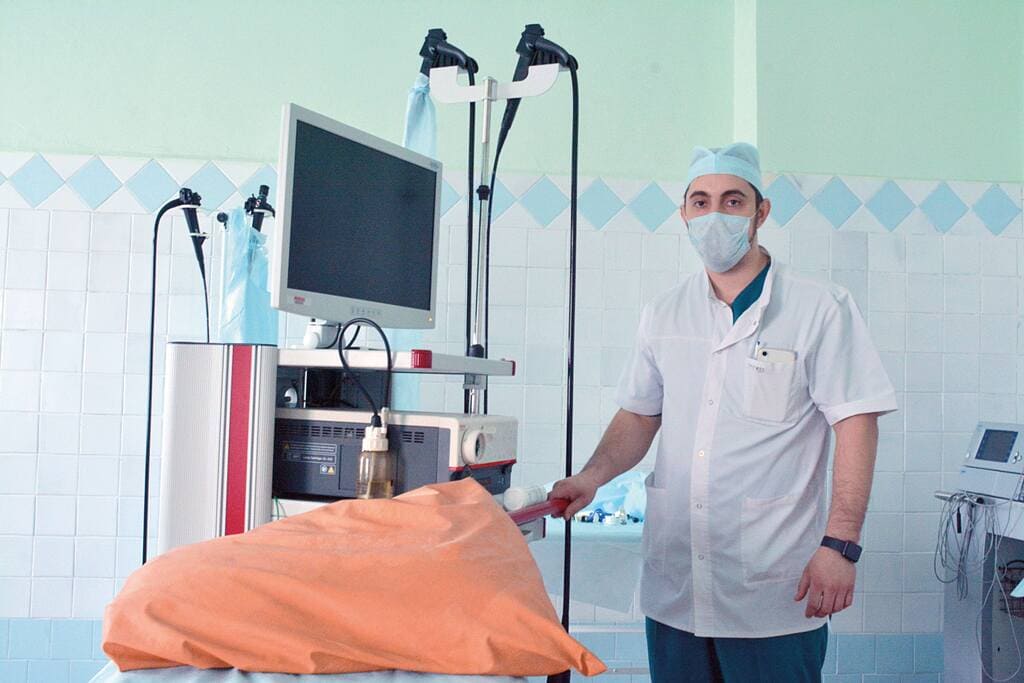 В распоряжении хирурга-эндоскописта Павла НОВОТОЧИНА – все необходимое оборудование для лечения пациентов. Техники в больнице хватает, а вот врачей – дефицит.