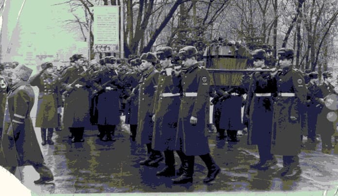 Март 1976 года. Перезахоронение. Клуб Ростовского высшего военного командного училища. Март 1976 года. Перезахоронение. Клуб Ростовского высшего военного командного училища.