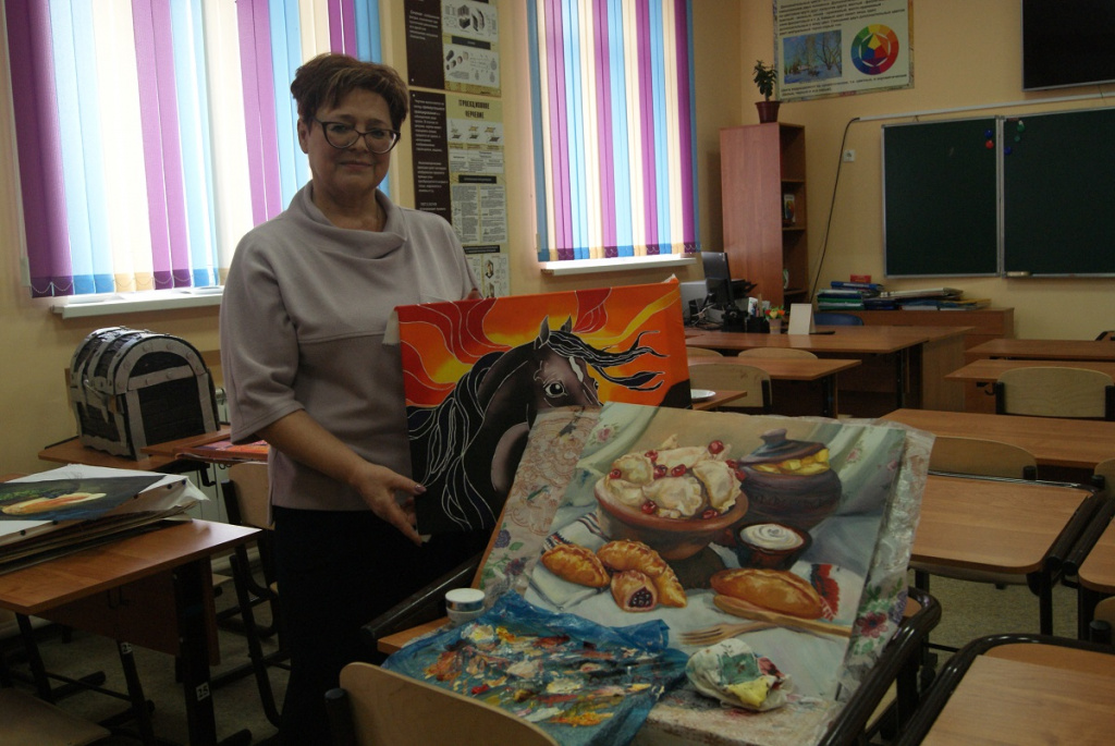 Директор гимназии Наталья ВОЙНОВА показывает работы гимназисток, которые ходят на дополнительные занятия по изобразительному искусству. Такой красотой не грех гордиться.