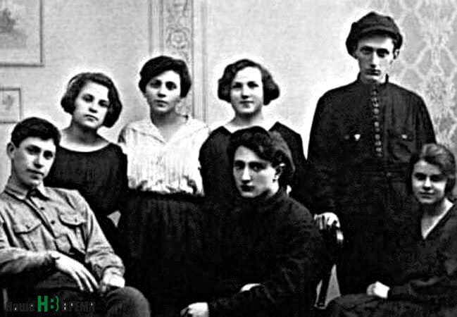 Коллективная фотография времен «Молодого рабочего». Крайний справа стоит Арсений СТАРОСЕЛЬСКИЙ, рядом с ним сидит Вера ПАНОВА. Коллективная фотография времен «Молодого рабочего». Крайний справа стоит Арсений СТАРОСЕЛЬСКИЙ, рядом с ним сидит Вера ПАНОВА.
