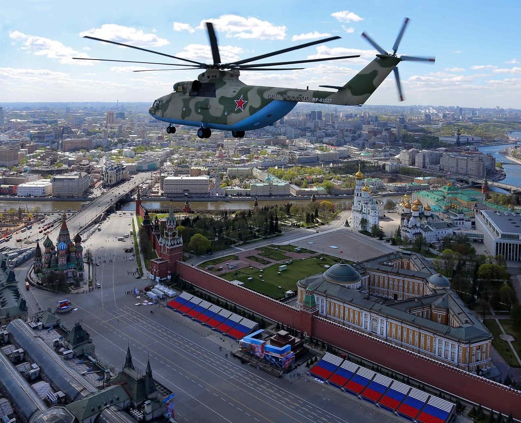 Вертолеты Роствертола в небе над Красной площадью.