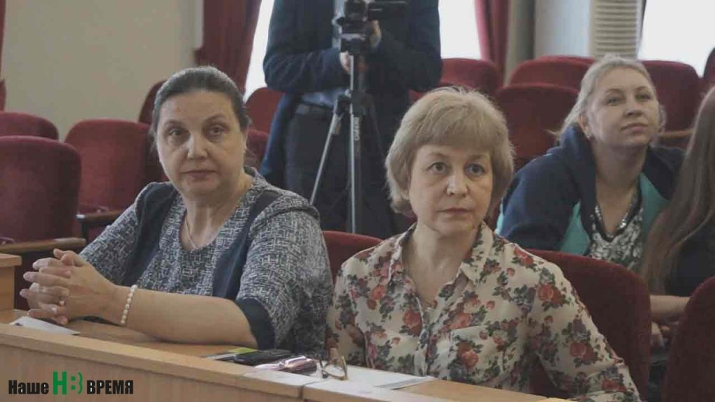 Заместитель директора по науке центра документации новейшей истории РО Людмила ЛЕВЕНДОРСКАЯ и заведующая отделом научной информации, документации и публикации этого центра Ольга ВАЛУЙСКОВА – среди организаторов проекта, один из этапов которого был посвящен вековому юбилею архивной службы России.