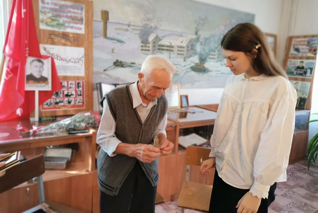Участница конкурса школьных музеев девятиклассница Анастасия Кувикова берет интервью у сына фронтовика, оно составной частью войдет в ее исследовательскую работу.