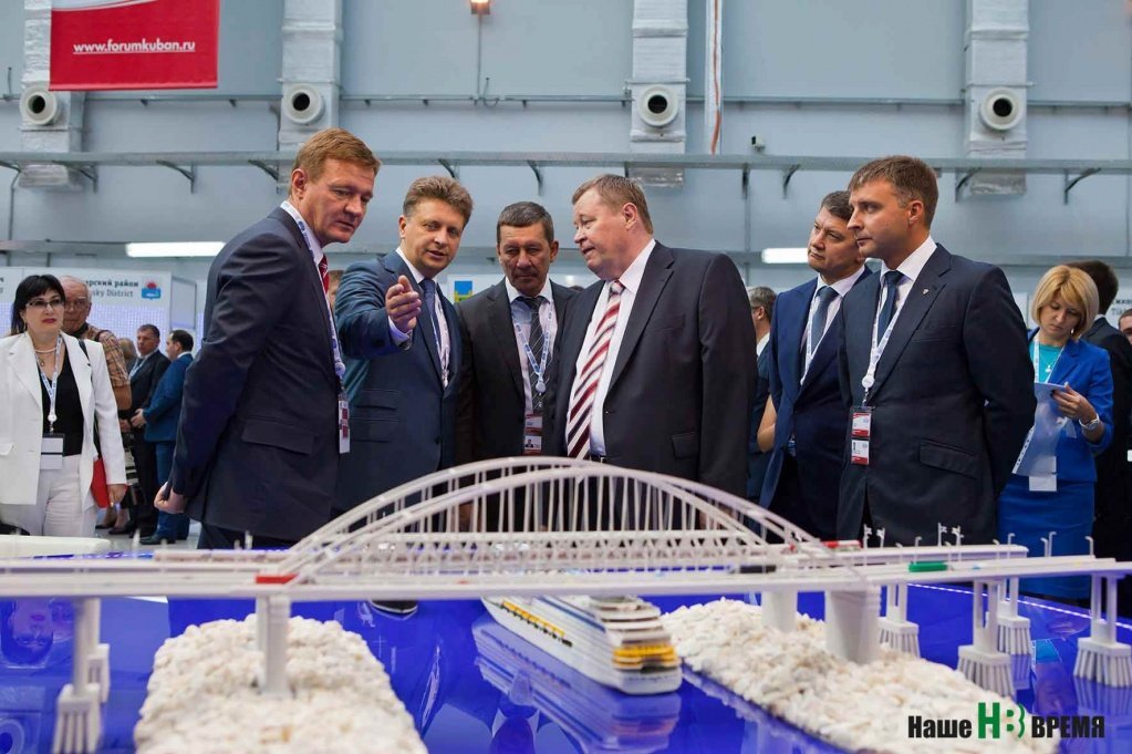 Министр транспорта РФ Максим Соколов (второй слева) – полпреду президента на Юге России Владимиру Устинову (четвертый слева): «Керченский мост нужен всей стране, а особенно – южному региону».