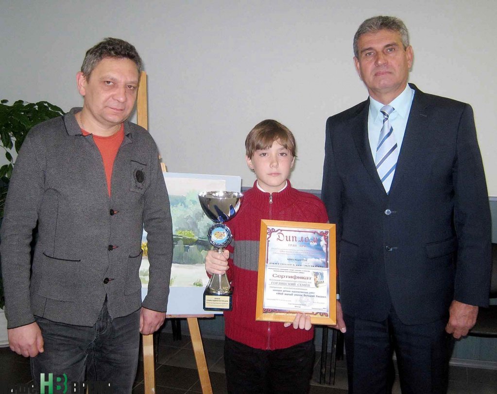 Преподаватель Олег Даниленко (слева) и глава администрации района Владимир Калмыков поздравляют с победой Семена Горлинского.