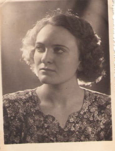 Окончив школу в 1948 году, Людмила выбирает специальность врача и поступает на педиатрический факультет Ростовского мединститута.