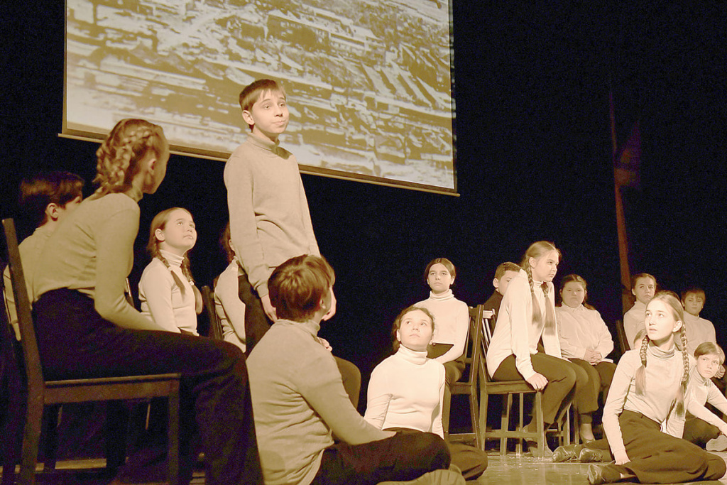 Один за другим сменяются актеры, рассказы, голоса, и в этот момент страницы книги Смирнова оживают.