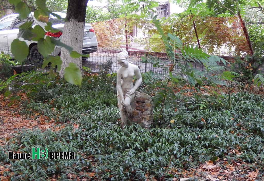 Ты появишься из двери В чем-то белом, без причуд В чем-то, впрямь из тех материй Из которых хлопья шьют.jpg