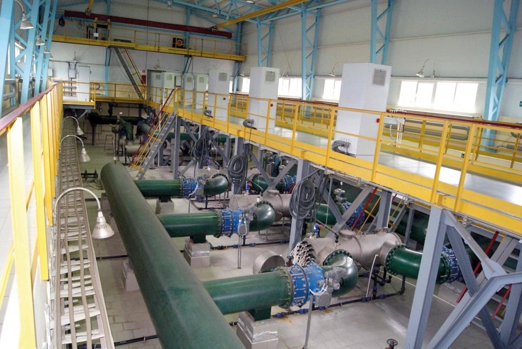 Последний этап очистки – ультрафиолетовое обеззараживание. За процессом следит всего лишь 1 оператор.