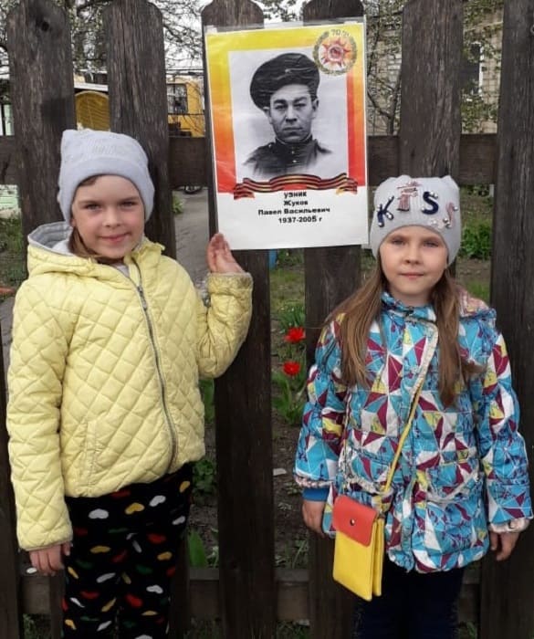 Мирослава и Евгения Титовы с портретом своего прадеда-фронтовика Васильевича Жукова Мирослава и Евгения Титовы с портретом своего прадеда-фронтовика Васильевича Жукова
