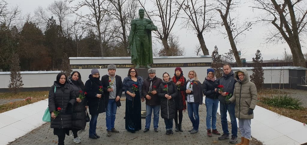 В Грозный приезжали представители общественных организаций из разных регионов страны. Общее фото при посещении братской могилы.