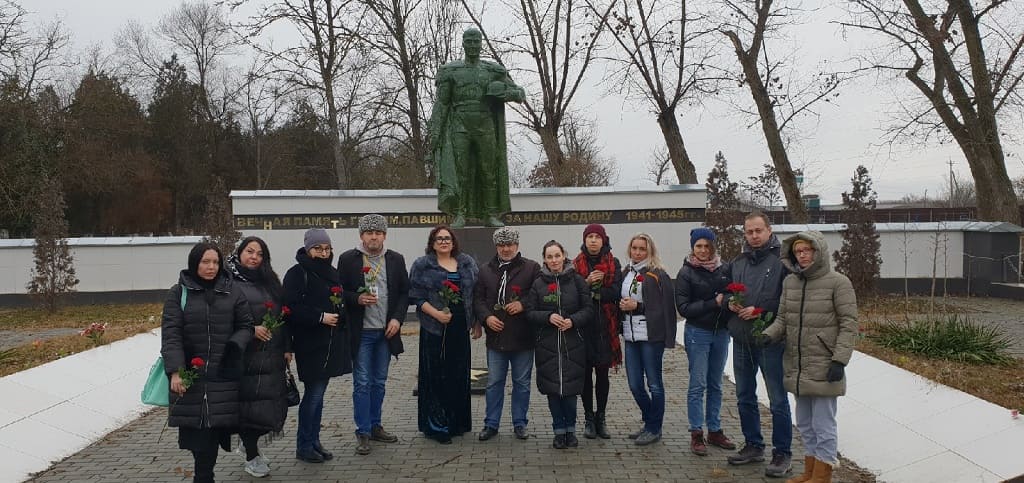 В Грозный приезжали представители общественных организаций из разных регионов страны. Общее фото при посещении братской могилы. В Грозный приезжали представители общественных организаций из разных регионов страны. Общее фото при посещении братской могилы.