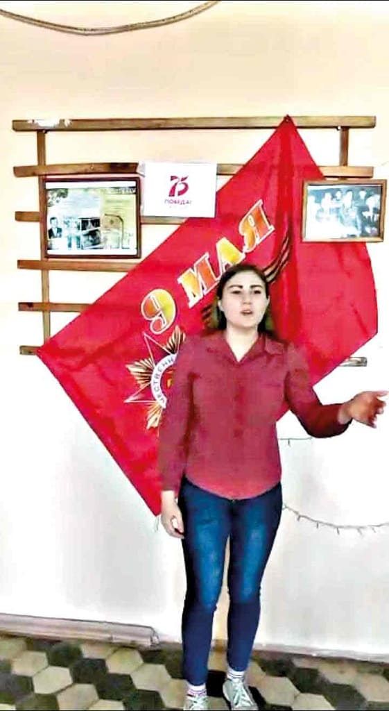 Ксения Сыпкова из х. Мокрая Ельмута Пролетарского района, участвуя в акции, вспоминает о Надежде Ивановне Кучеренко, своей односельчанке, которая проводила на фронт пятерых сыновей и получила пять похоронок... Ксения Сыпкова из х. Мокрая Ельмута Пролетарского района, участвуя в акции, вспоминает о Надежде Ивановне Кучеренко, своей односельчанке, которая проводила на фронт пятерых сыновей и получила пять похоронок...