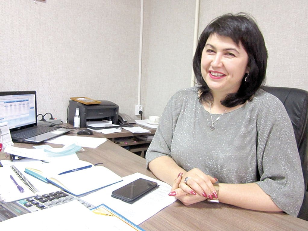 Лариса Присяжнюк в двадцать лет пришла в сельскую администрацию: начинала счетоводомкассиром, собирала налоги. Так что хорошо знает, как бюджет поселенческий наполняется. Была и делопроизводителем, отвечала и за гражданскую оборону, и за чрезвычайные ситуации. А последние четыре года – за все и сразу. И несмотря на то что работы очень много, всегда улыбается, всегда готова поддержать хорошую инициативу: «Ведь нельзя же замкнуться только на своем подворье! Даже в пандемию людям общение нужно. Радость нужна». Лариса Присяжнюк в двадцать лет пришла в сельскую администрацию: начинала счетоводомкассиром, собирала налоги. Так что хорошо знает, как бюджет поселенческий наполняется. Была и делопроизводителем, отвечала и за гражданскую оборону, и за чрезвычайные ситуации. А последние четыре года – за все и сразу. И несмотря на то что работы очень много, всегда улыбается, всегда готова поддержать хорошую инициативу: «Ведь нельзя же замкнуться только на своем подворье! Даже в пандемию людям общение нужно. Радость нужна».