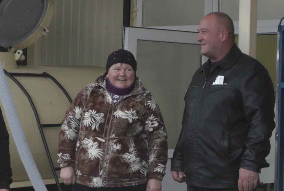 Заведующий-приемным-пунктом-Александр-Блынский-и-сборщица-молока-Елена-Корардина.jpg Заведующий-приемным-пунктом-Александр-Блынский-и-сборщица-молока-Елена-Корардина.jpg