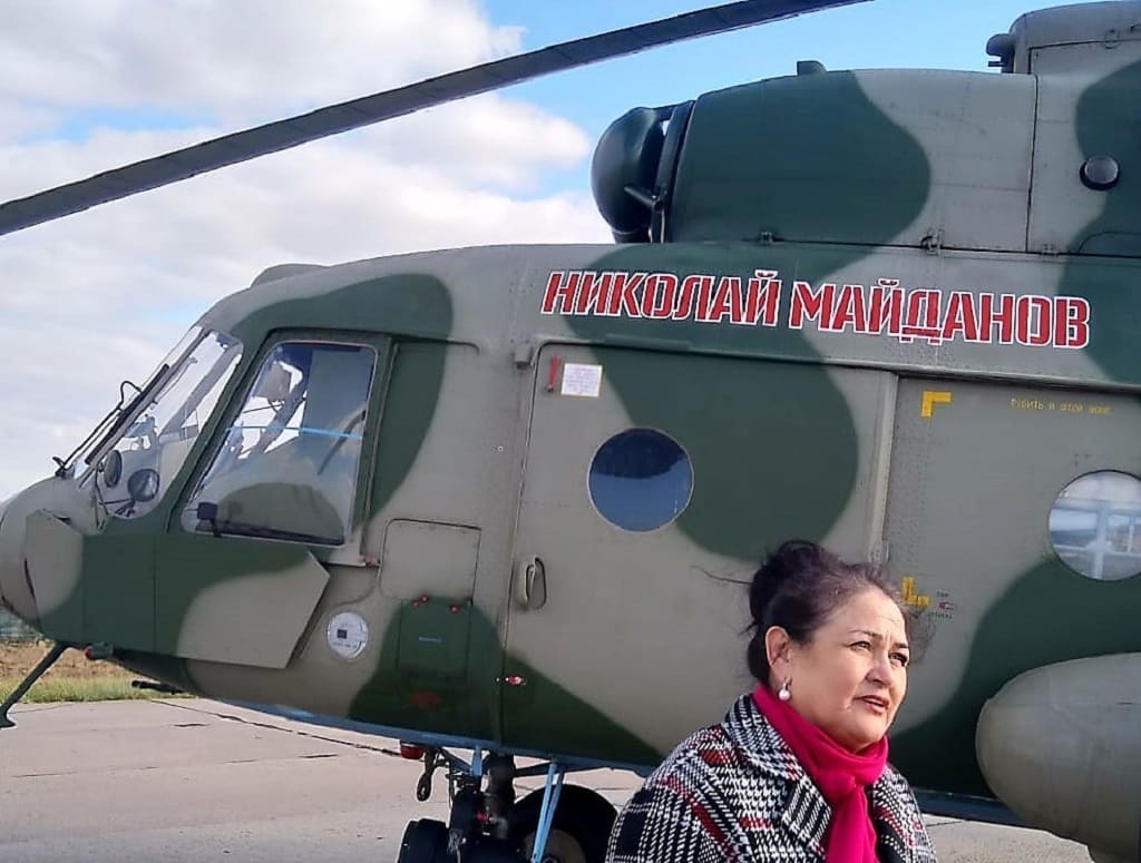 Татьяна Майданова у вертолета, названного именем мужа