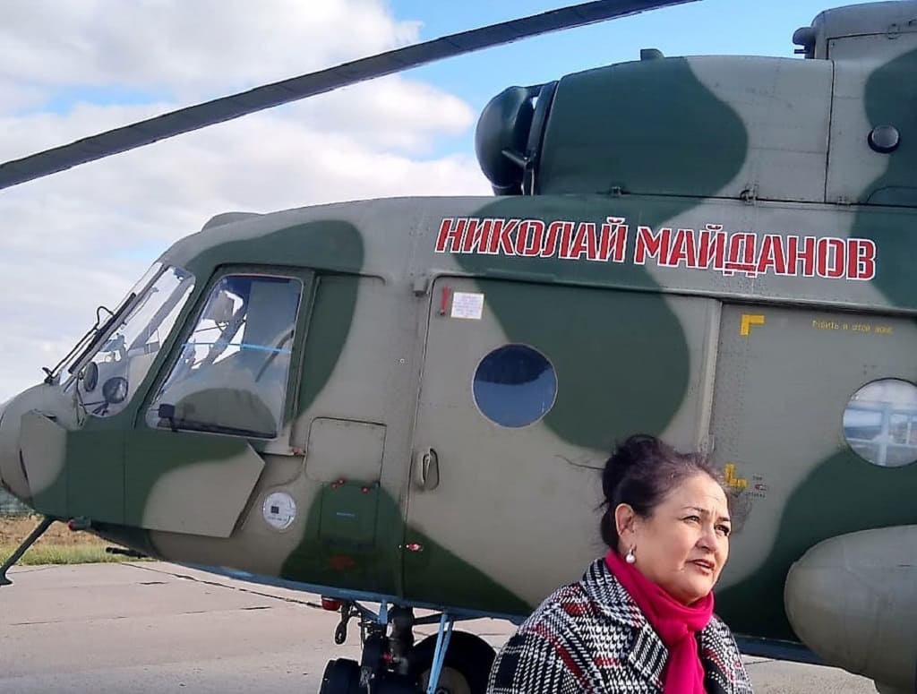 Татьяна Майданова у вертолета, названного именем мужа Татьяна Майданова у вертолета, названного именем мужа