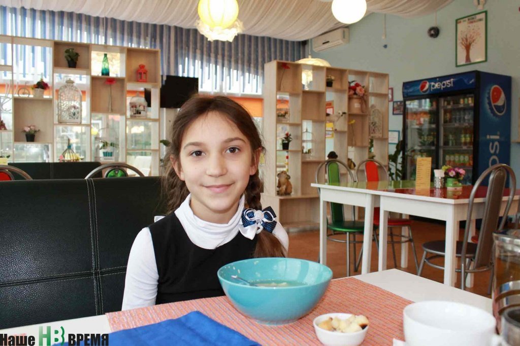 Восьмилетняя Алина Мозго мечтает о профессии актрисы. Но официанткой в кафе «работает» с удовольствием.