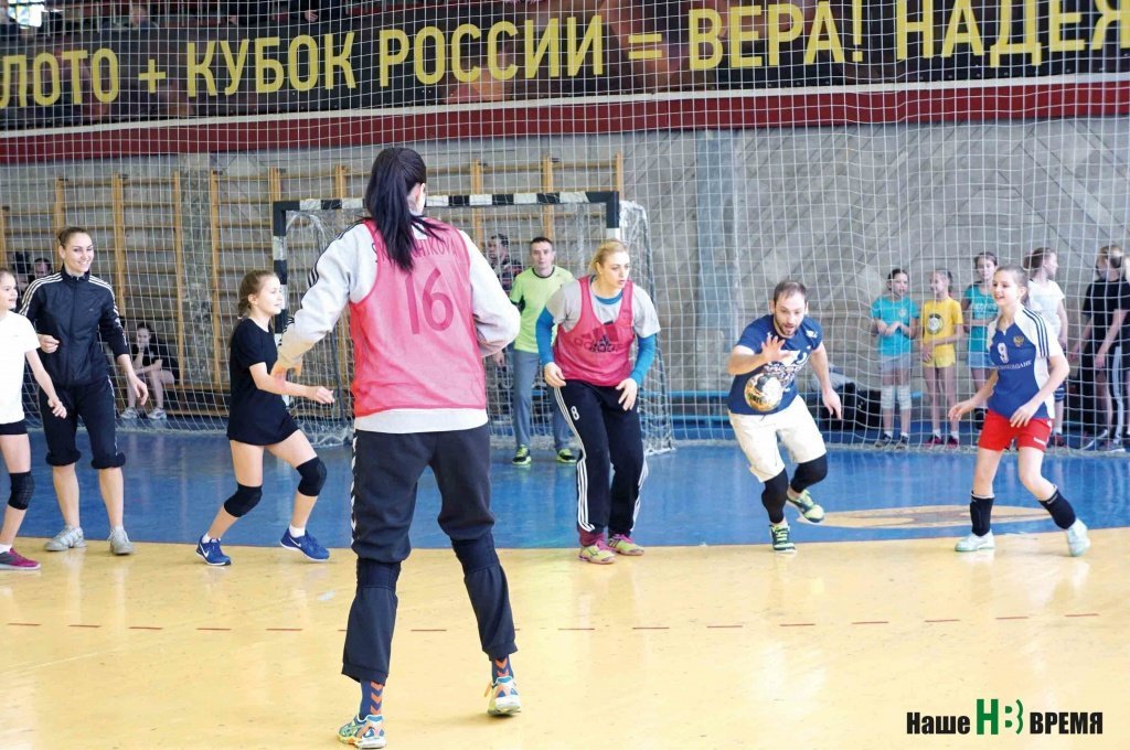 В бой идут одни болельщицы...